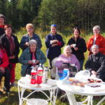 Paavilan lammastilan langanvärjäyskurssin osallistujia
